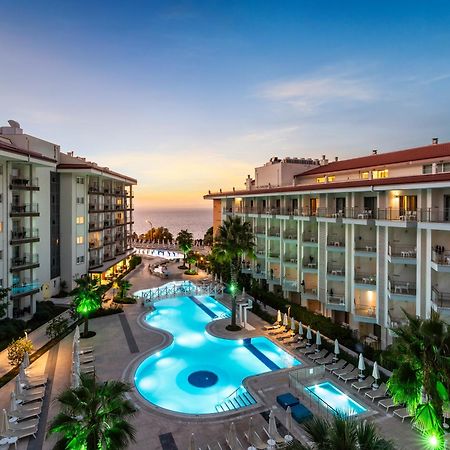 Ramada Hotel & Suites By Wyndham Kusadasi Kusadası Exterior foto
