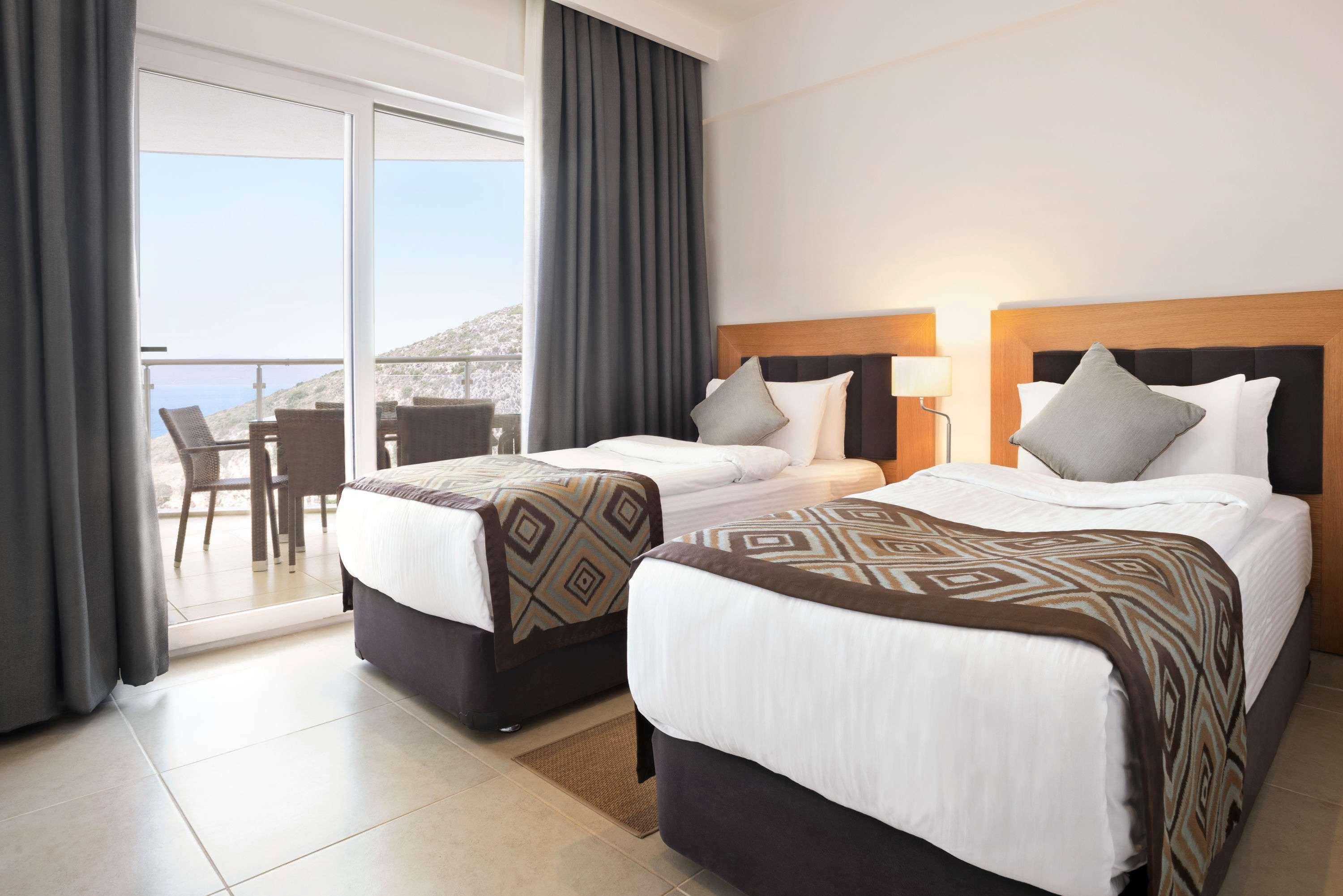 Ramada Hotel & Suites By Wyndham Kusadasi Kusadası Exterior foto