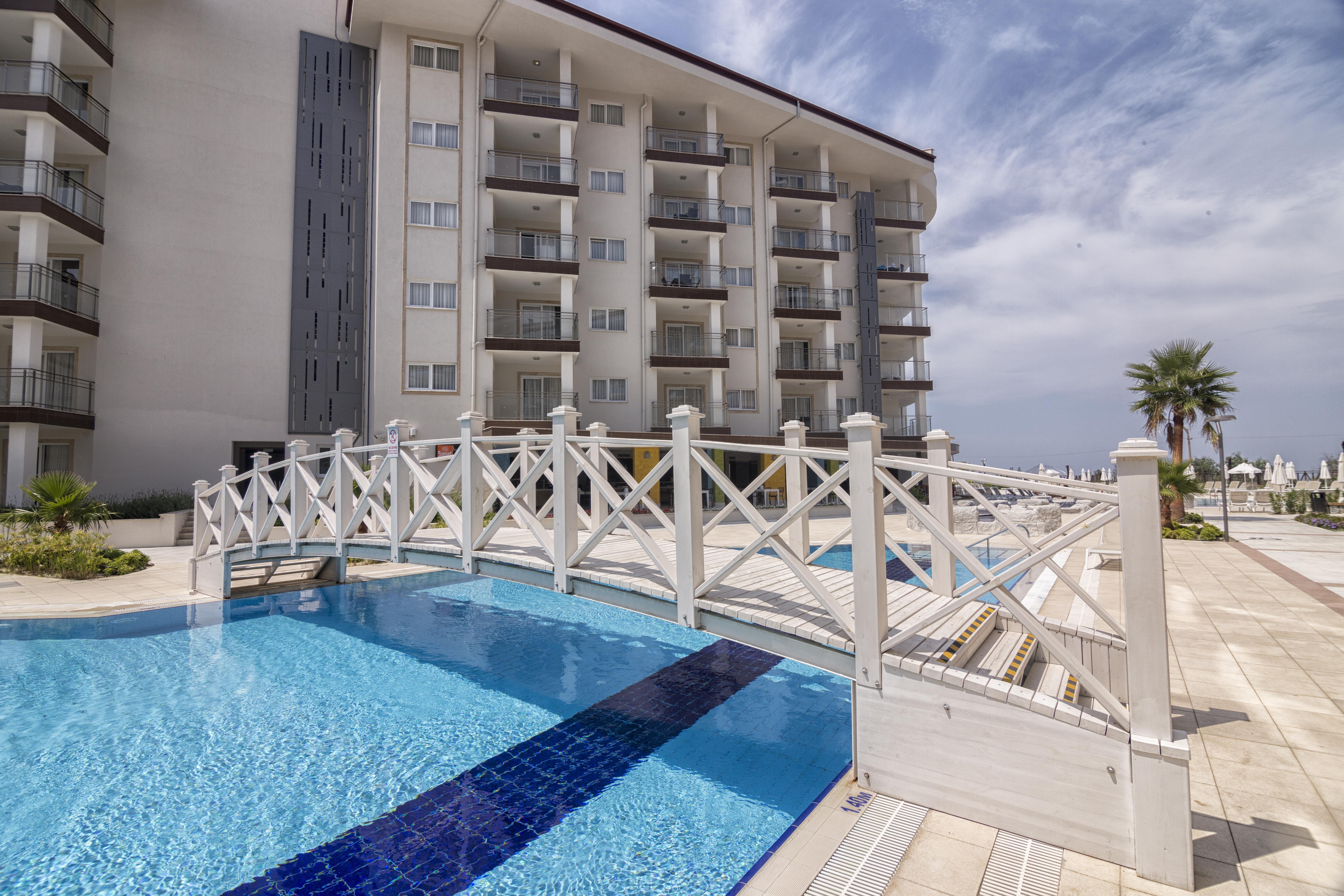 Ramada Hotel & Suites By Wyndham Kusadasi Kusadası Exterior foto