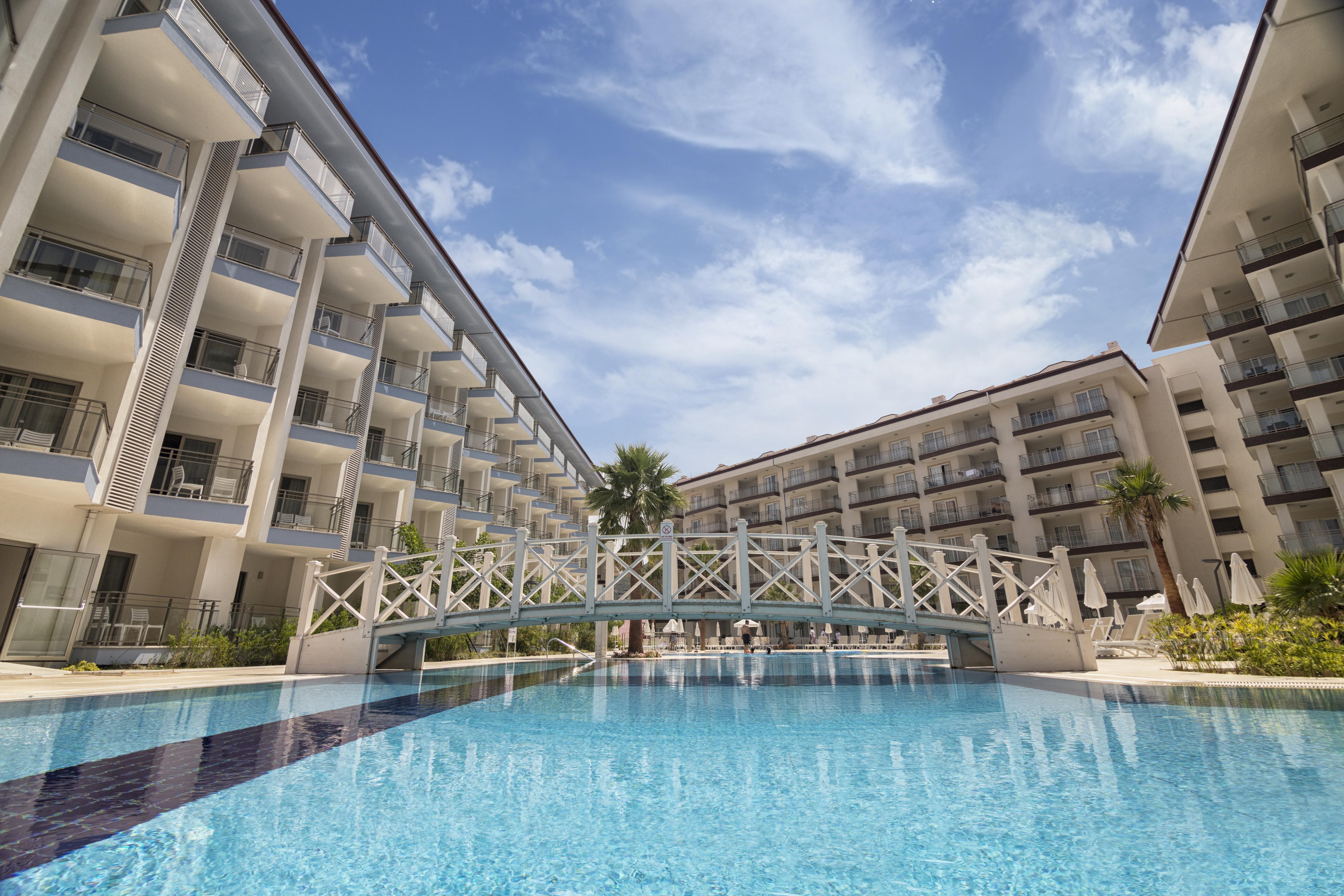 Ramada Hotel & Suites By Wyndham Kusadasi Kusadası Exterior foto