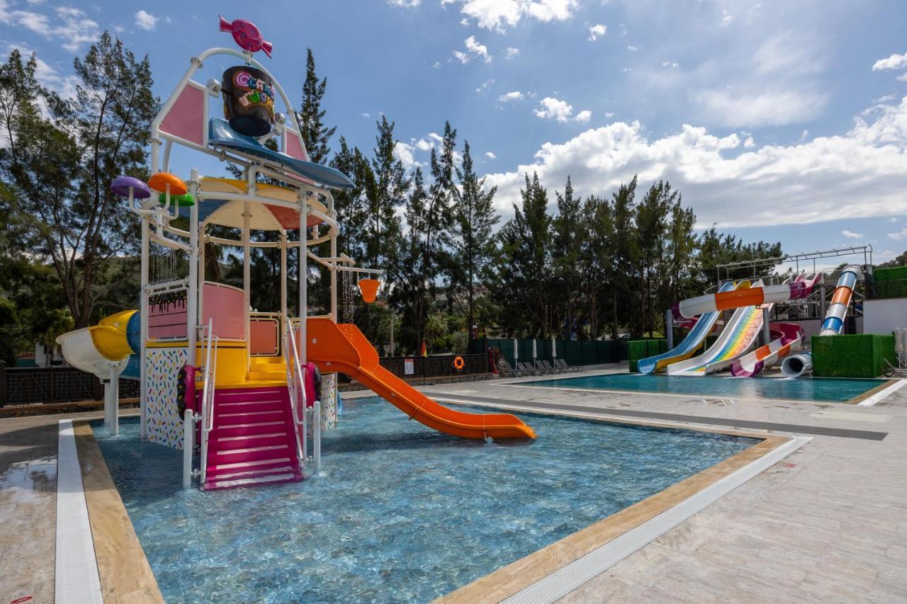 Ramada Hotel & Suites By Wyndham Kusadasi Kusadası Exterior foto