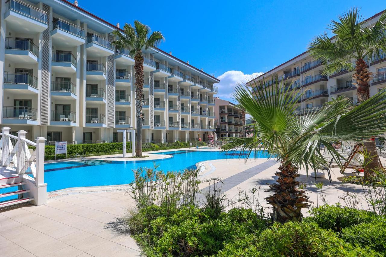 Ramada Hotel & Suites By Wyndham Kusadasi Kusadası Exterior foto