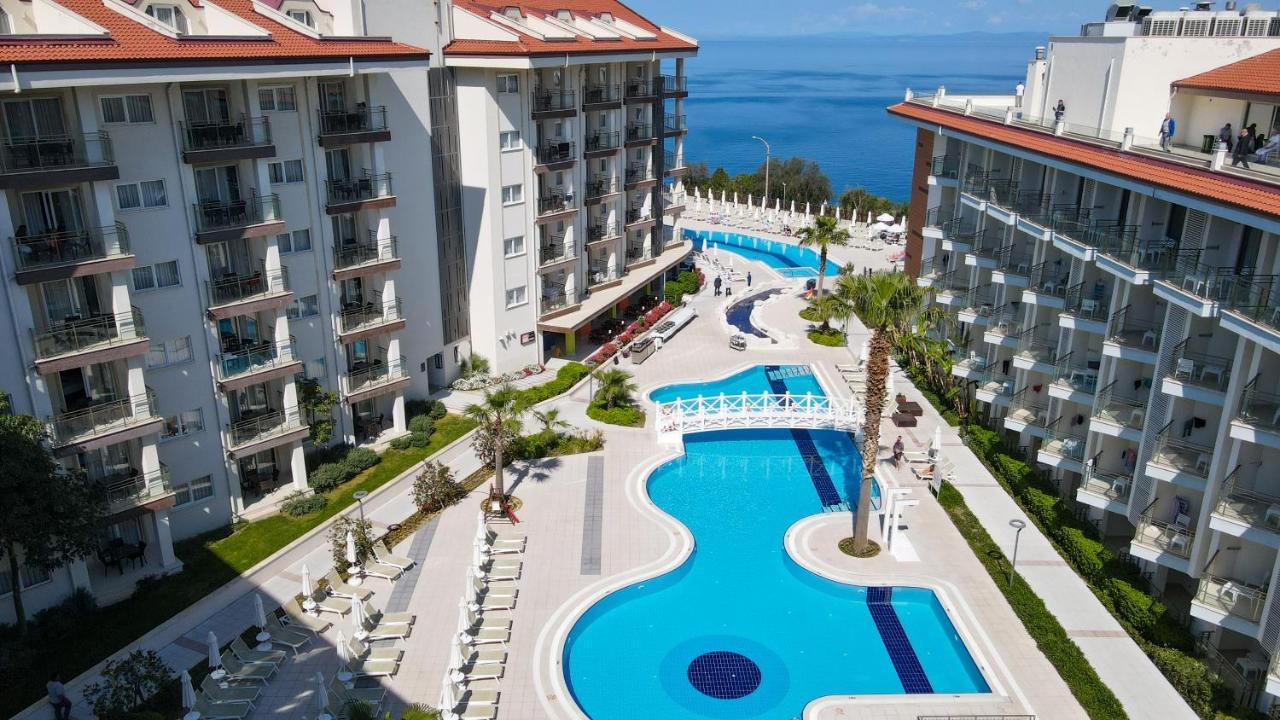 Ramada Hotel & Suites By Wyndham Kusadasi Kusadası Exterior foto