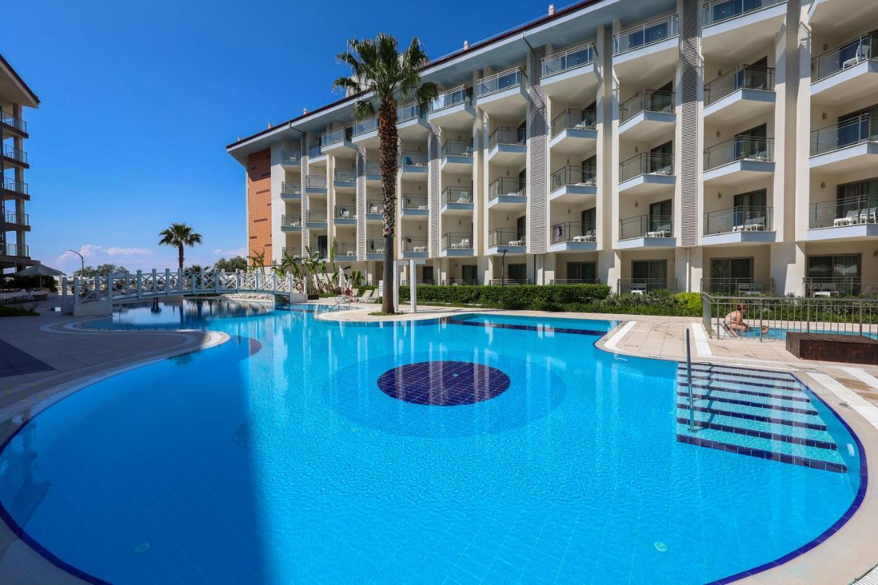 Ramada Hotel & Suites By Wyndham Kusadasi Kusadası Exterior foto