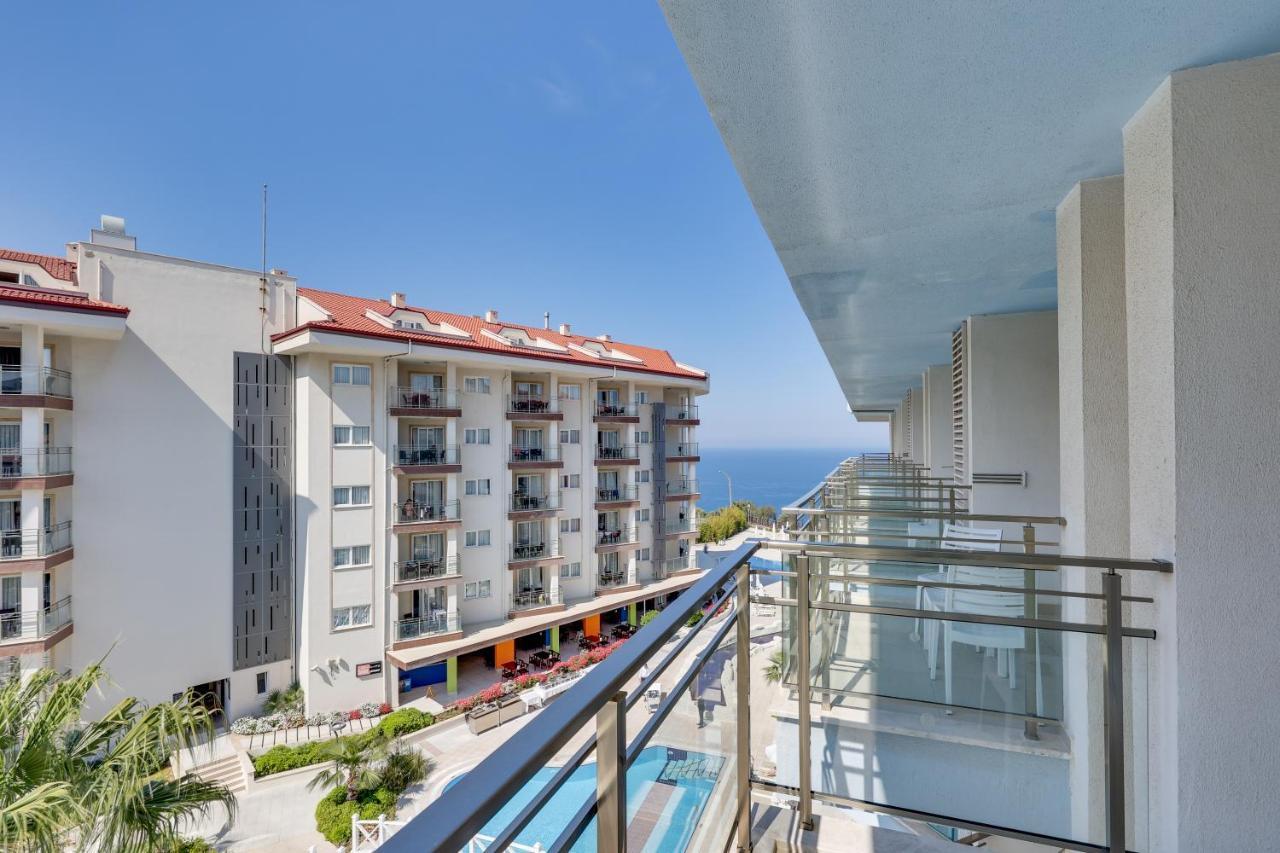 Ramada Hotel & Suites By Wyndham Kusadasi Kusadası Exterior foto