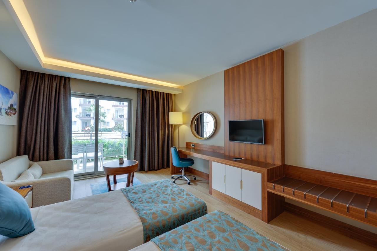 Ramada Hotel & Suites By Wyndham Kusadasi Kusadası Exterior foto