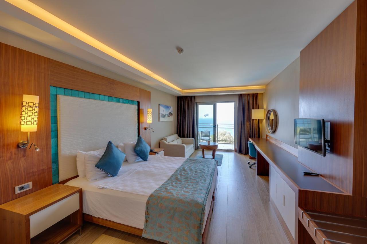 Ramada Hotel & Suites By Wyndham Kusadasi Kusadası Exterior foto
