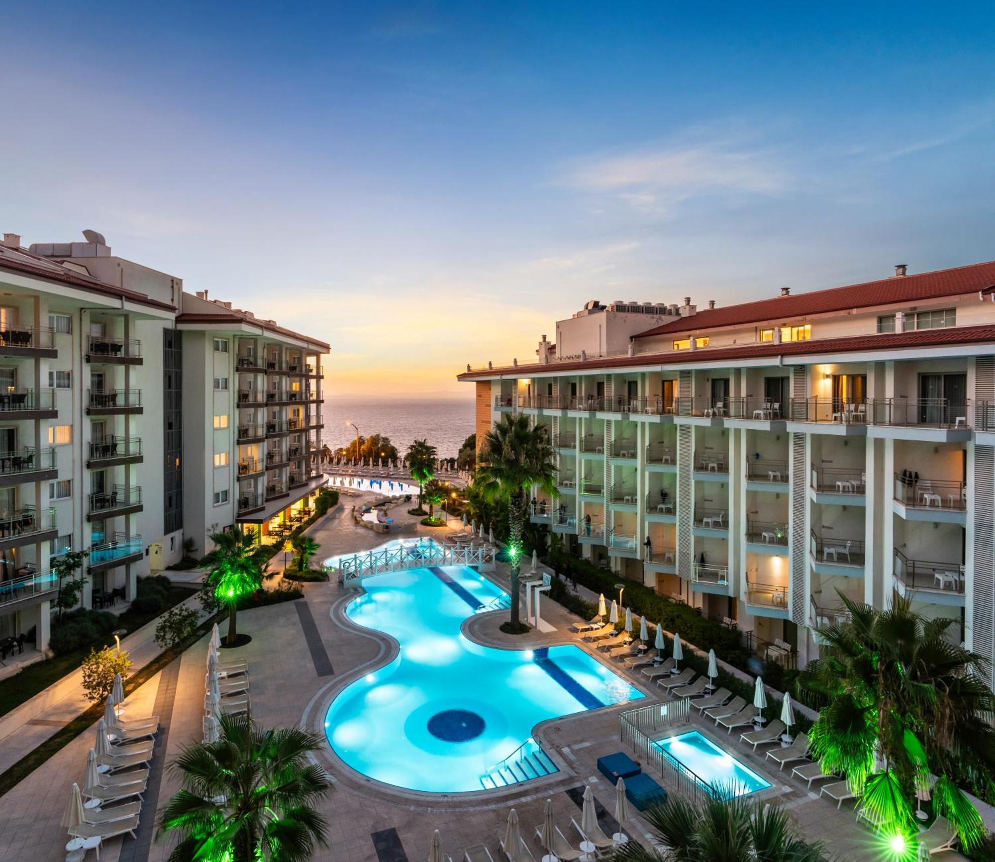 Ramada Hotel & Suites By Wyndham Kusadasi Kusadası Exterior foto