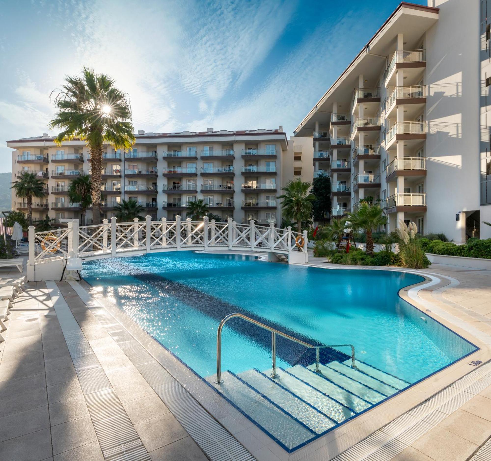Ramada Hotel & Suites By Wyndham Kusadasi Kusadası Exterior foto